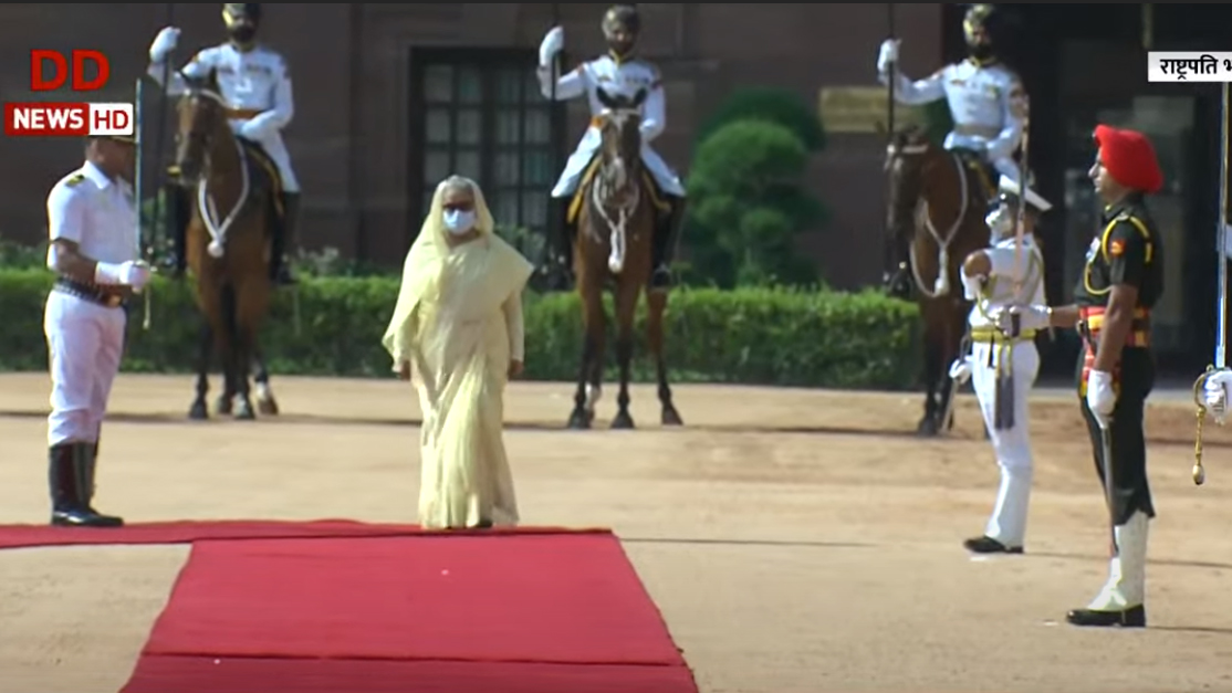 রাষ্ট্রপতি ভবনে প্রধানমন্ত্রী শেখ হাসিনাকে গার্ড অব অনার