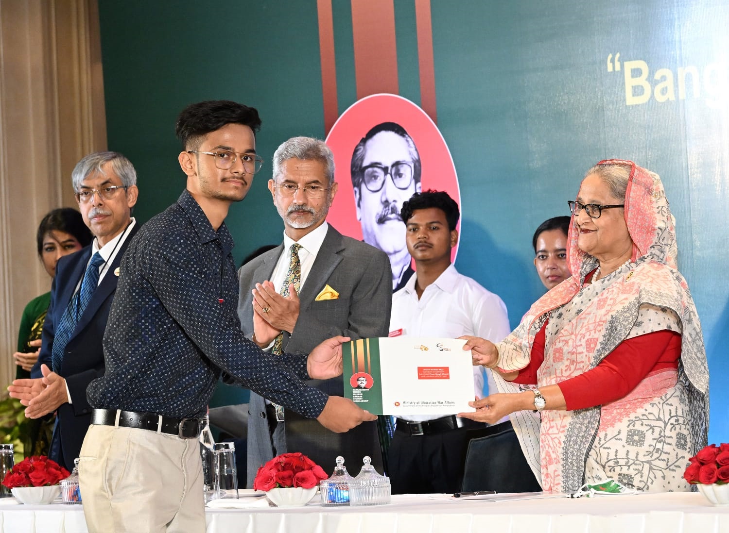 মুক্তিযুদ্ধে হতাহত ১০ ভারতীয় সেনার বংশধরদের ‘মুজিব বৃত্তি’ দিলেন প্রধানমন্ত্রী