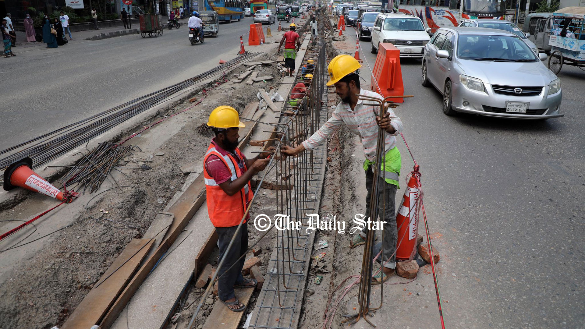 সড়ক বিভাজক ভাঙা-গড়ার খেলা