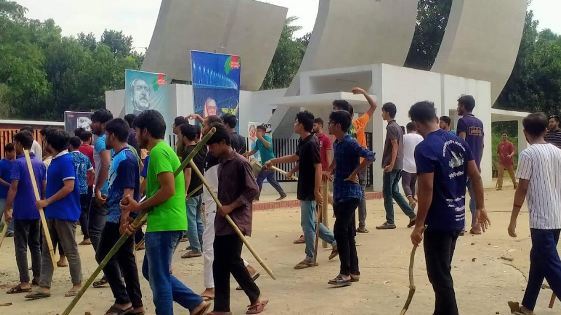 কুমিল্লা বিশ্ববিদ্যালয়ে ছাত্রলীগের ২ গ্রুপের সংঘর্ষ, পরীক্ষা স্থগিত