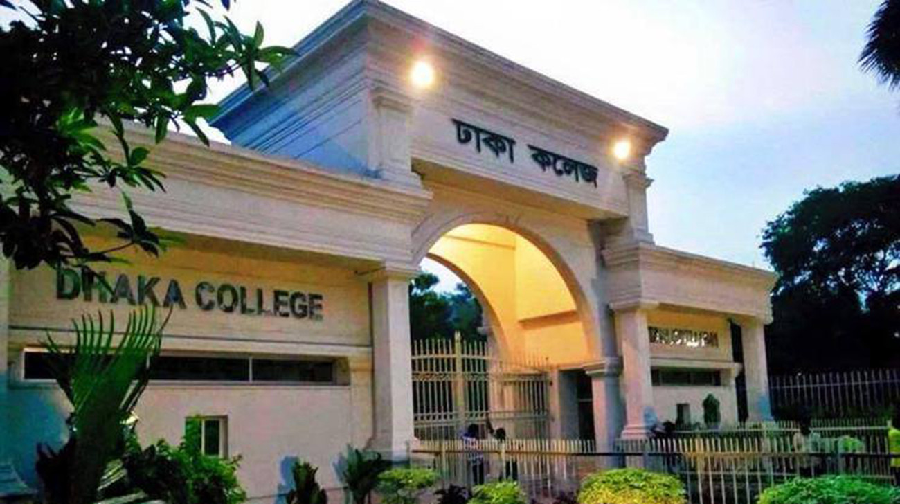 শিক্ষার্থী-কর্মচারীকে কামড় দেওয়ায় কুকুর পিটিয়ে হত্যা