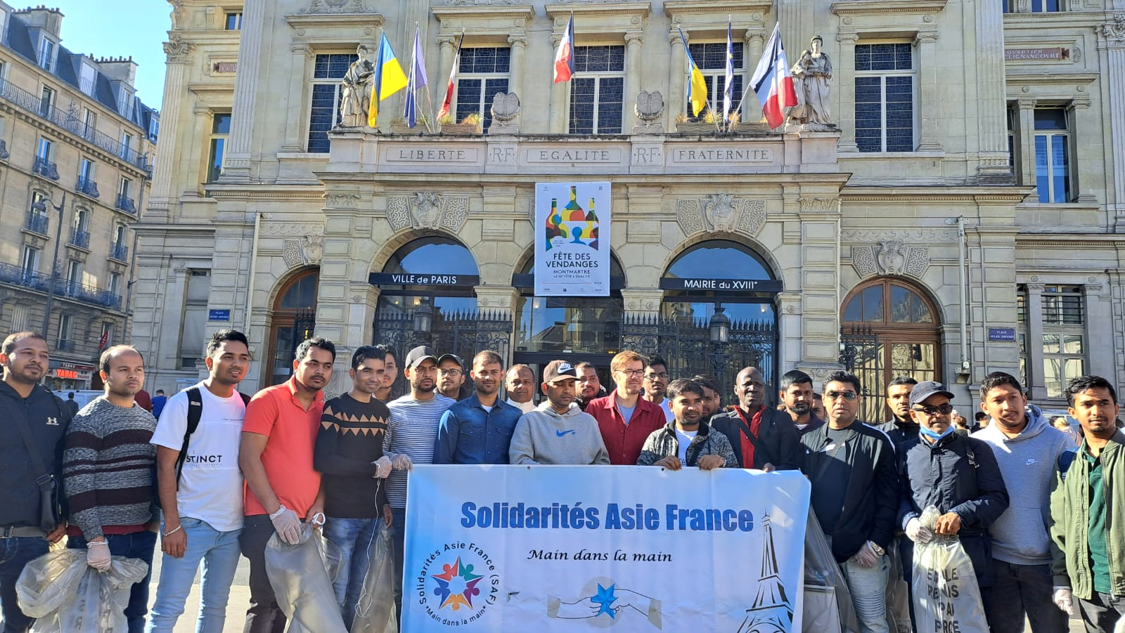 ফ্রান্সে বাংলাদেশি স্বেচ্ছাসেবকদের পরিচ্ছন্নতা অভিযান