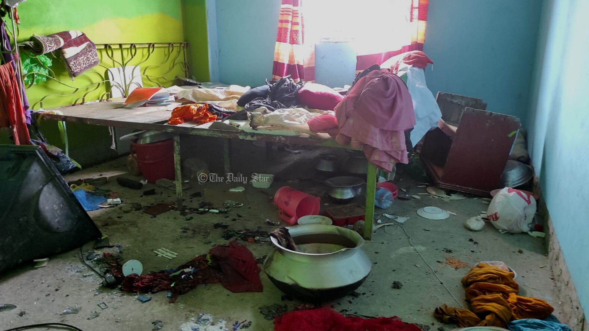 ‘পুলিশ নিয়ে হামলাকারীরা বাড়িতে ঢোকে, সবই তো পুলিশ জানে’