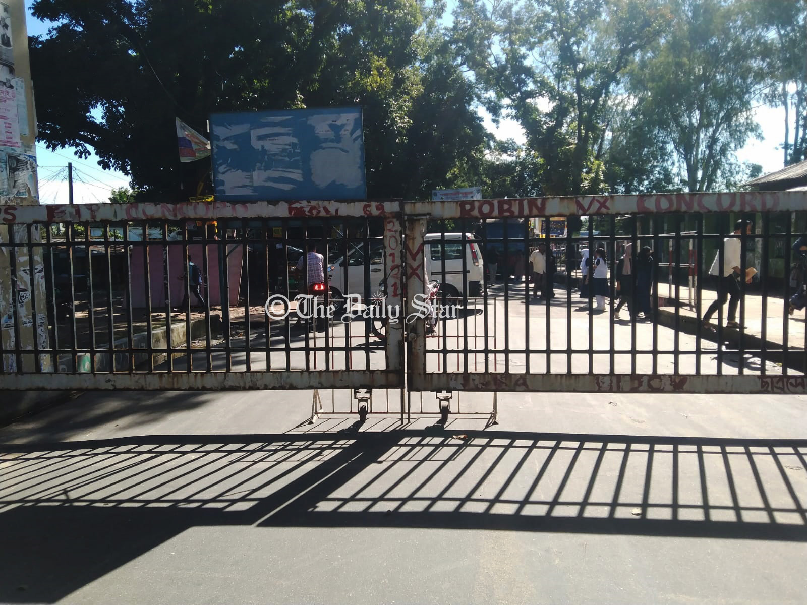 চবি ছাত্রলীগের অবরোধে শাটল ট্রেন ও শিক্ষক বাস চলাচল বন্ধ