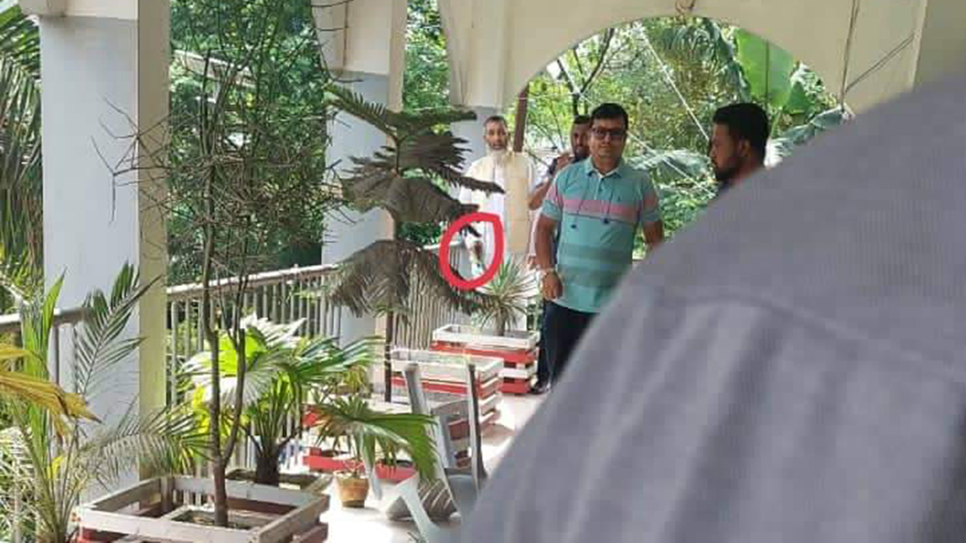 এবার উপজেলা চেয়ারম্যানের দিকে পিস্তল তাক করলেন এমপি বাবলু