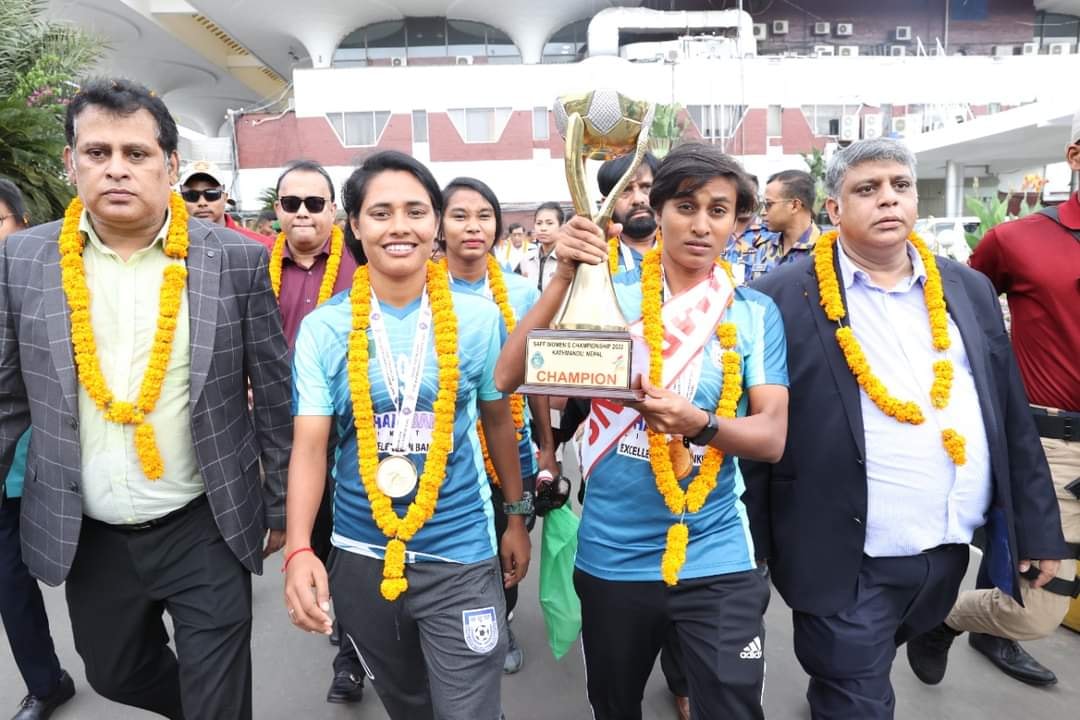 কৃষ্ণাদের লাগেজ থেকে ডলার চুরির অভিযোগ