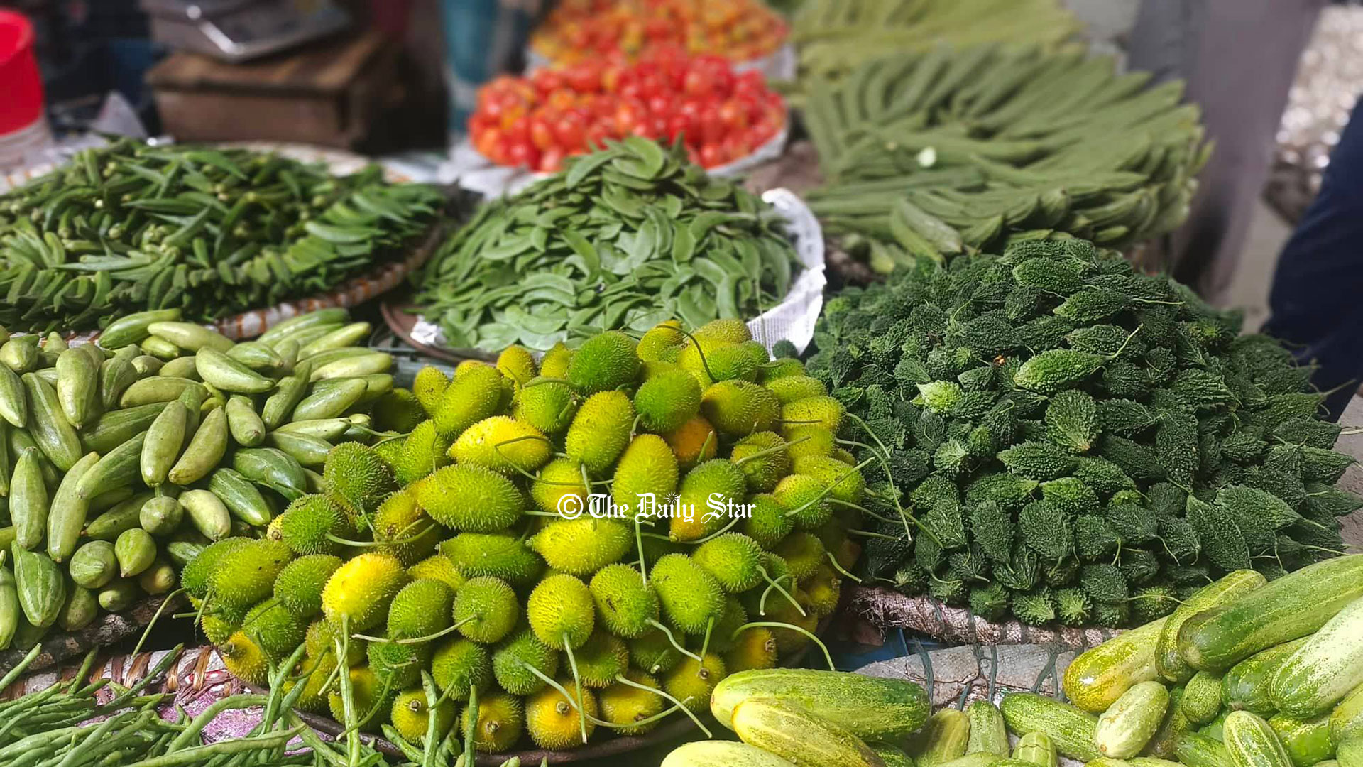 সপ্তাহের ব্যবধানে সবজির দাম কেজিতে ৪০ টাকাও বেড়েছে