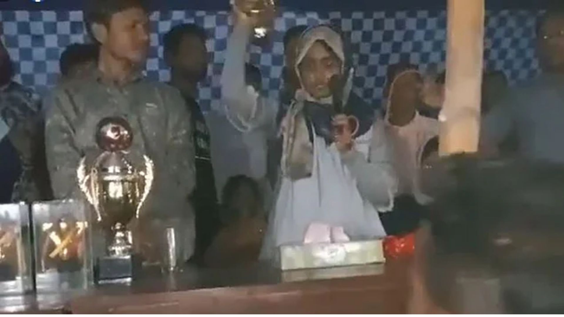 বান্দরবানে মঞ্চে দাঁড়িয়ে ফুটবল টুর্নামেন্টের ট্রফি ভাঙলেন ইউএনও