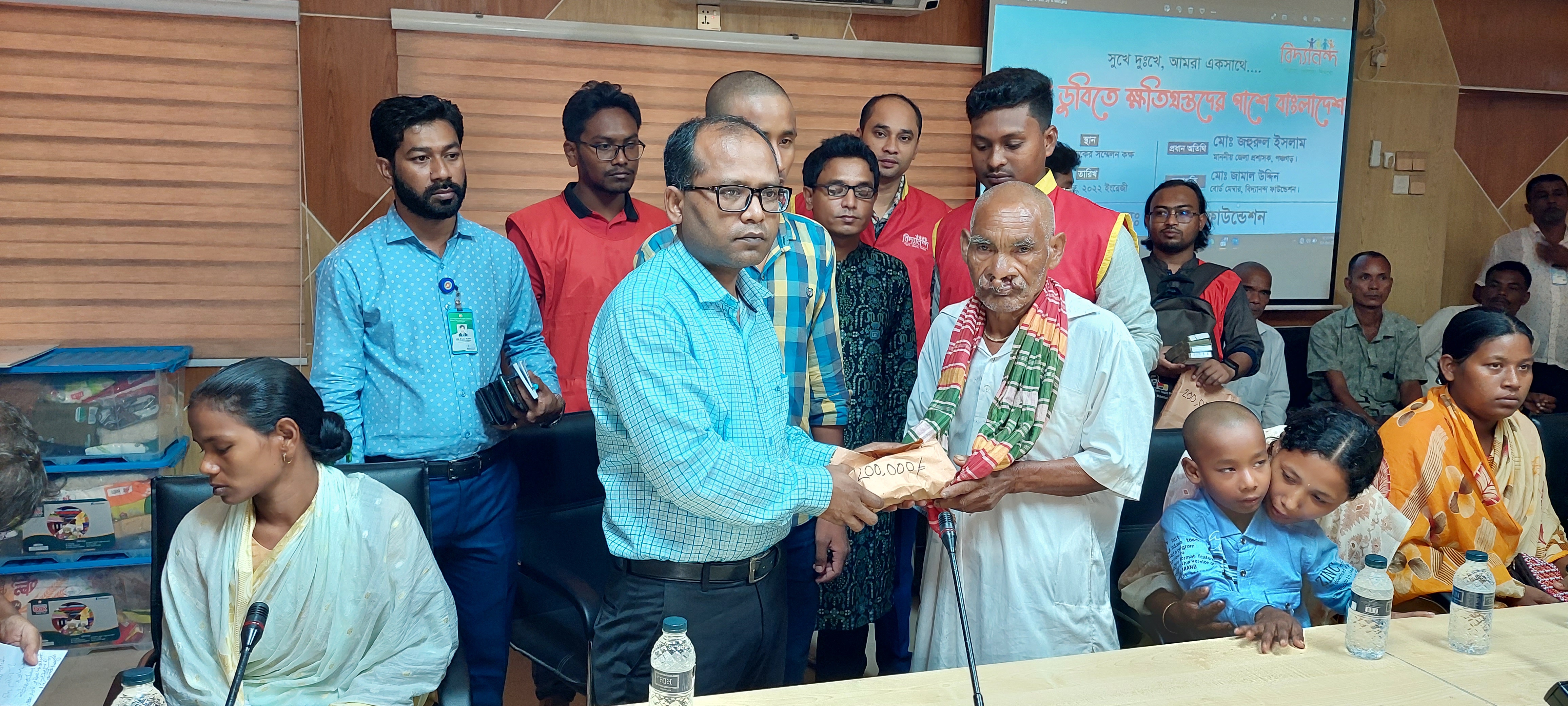 নৌকাডুবে নিহতদের ৯ জনের পরিবারকে মোট ১৫ লাখ টাকা দিলো বিদ্যানন্দ