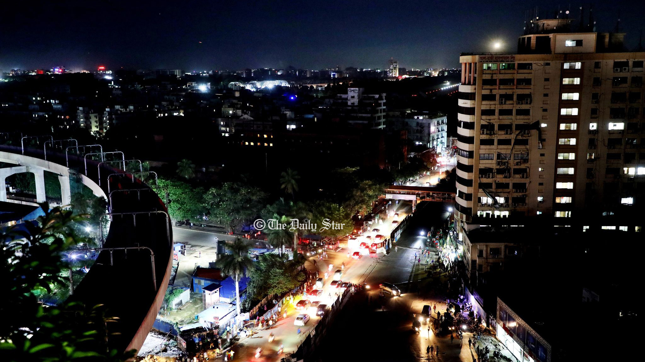 ৫ ঘণ্টা পর ঢাকার কিছু এলাকায় আসতে শুরু করেছে বিদ্যুৎ