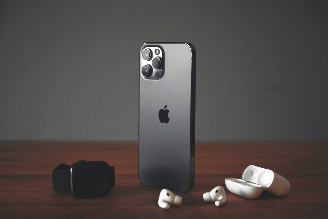 আইফোনে ইউএসবি-সি পোর্ট দিতে বাধ্য হচ্ছে অ্যাপল