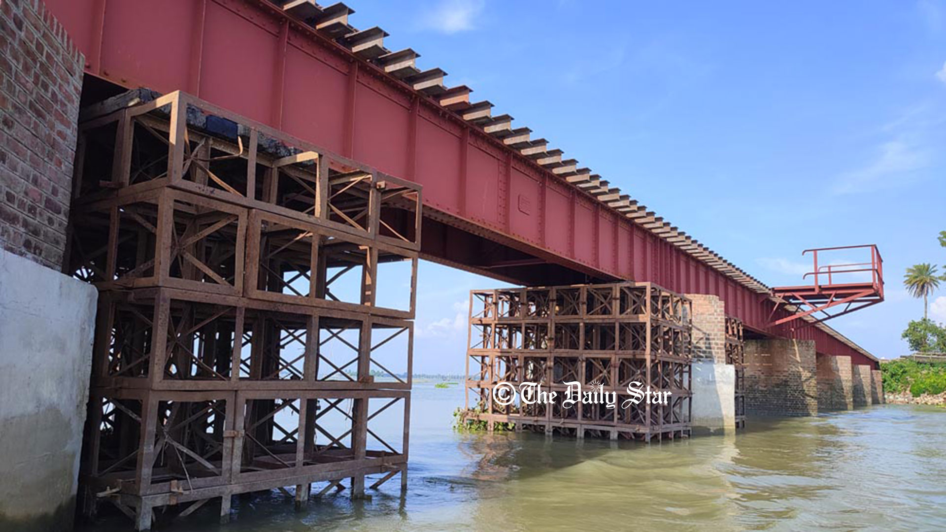 পাবনার বাউনজান সেতুতে লোহার বেষ্টনী, ঝুঁকি নিয়ে চলছে ট্রেন