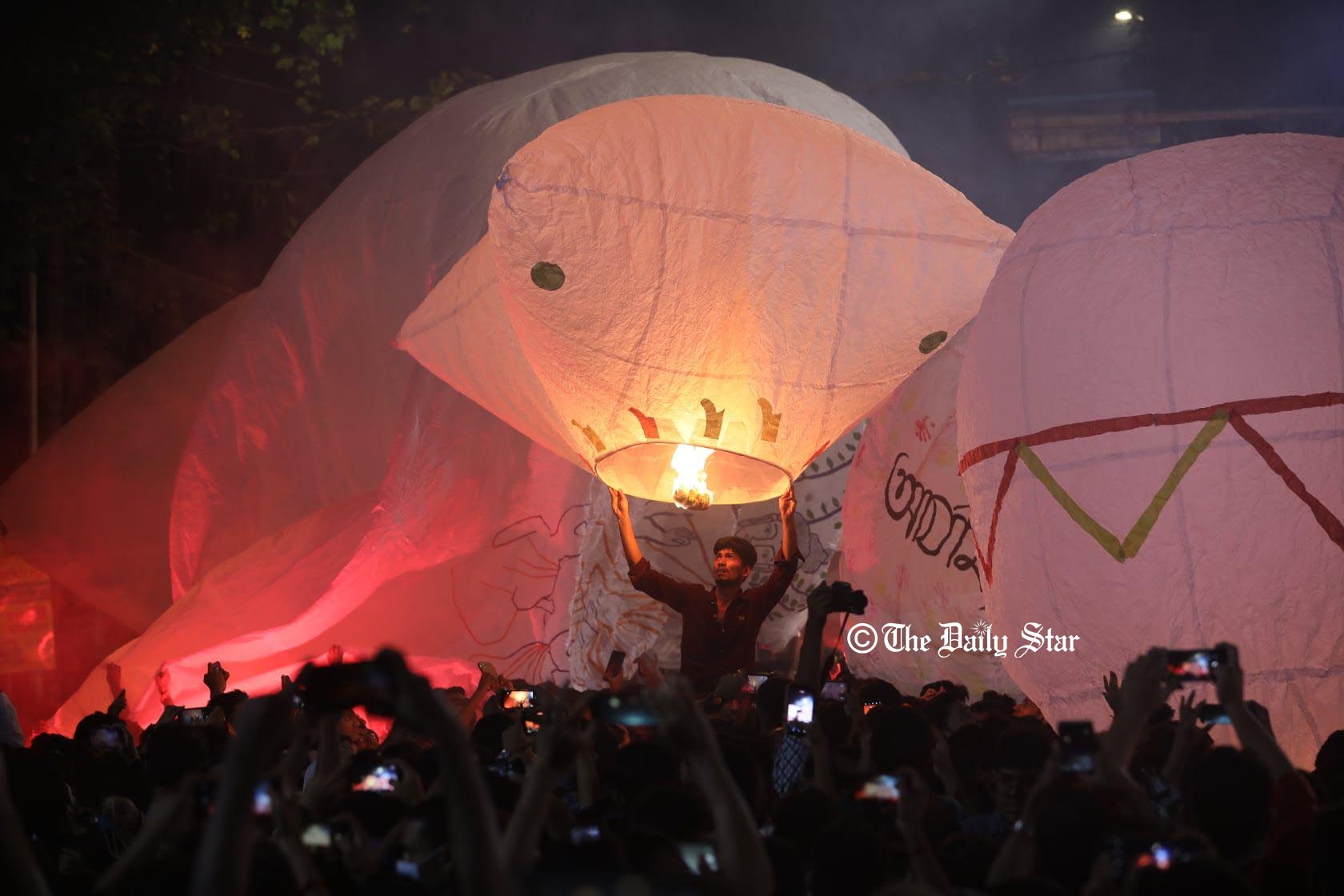 ফানুস উড়িয়ে প্রবারণা উৎসব শুরু