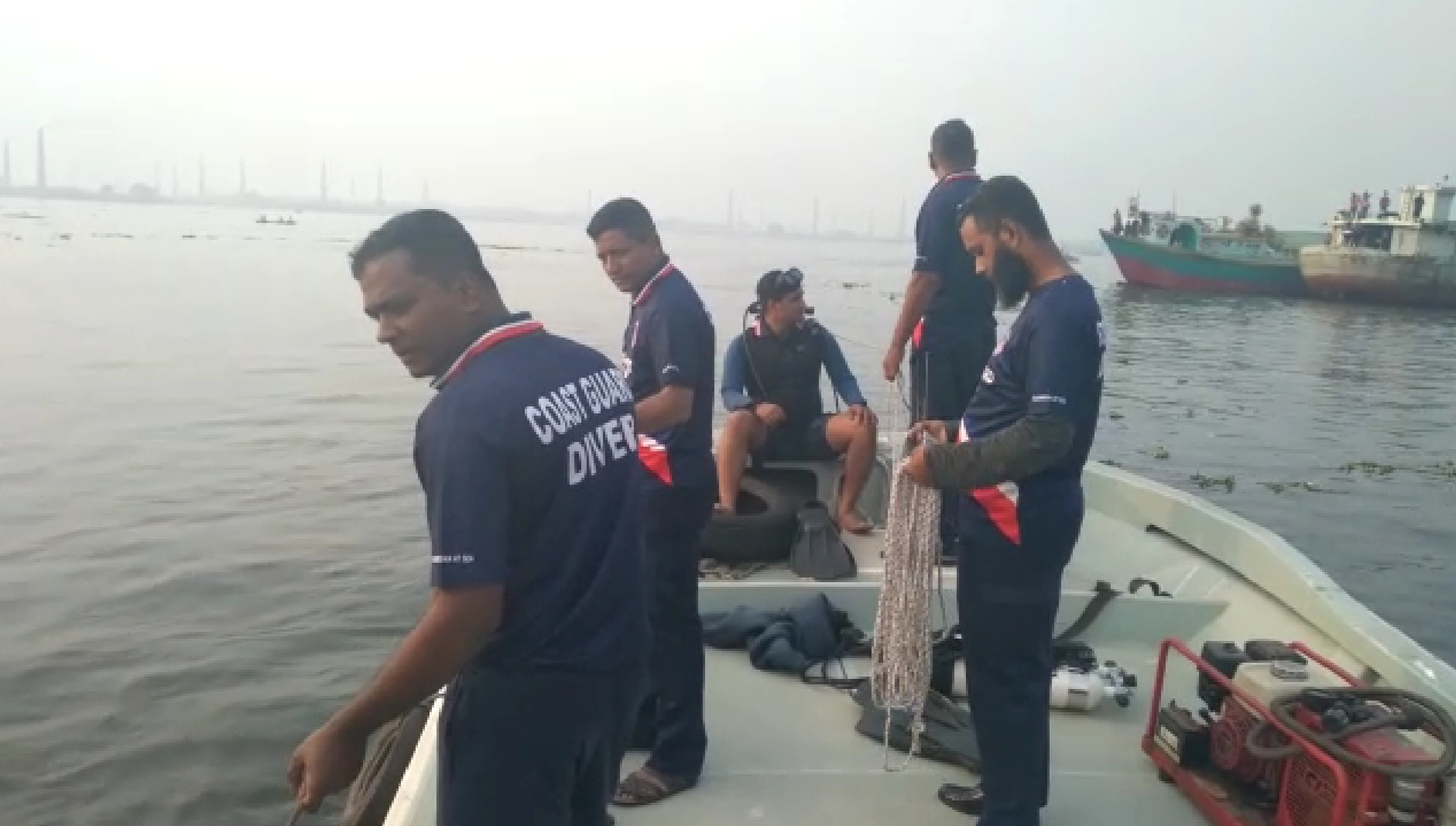 মাকে বাঁচাতে লঞ্চ থেকে নদীতে ঝাঁপ দিয়ে ছেলে নিখোঁজ