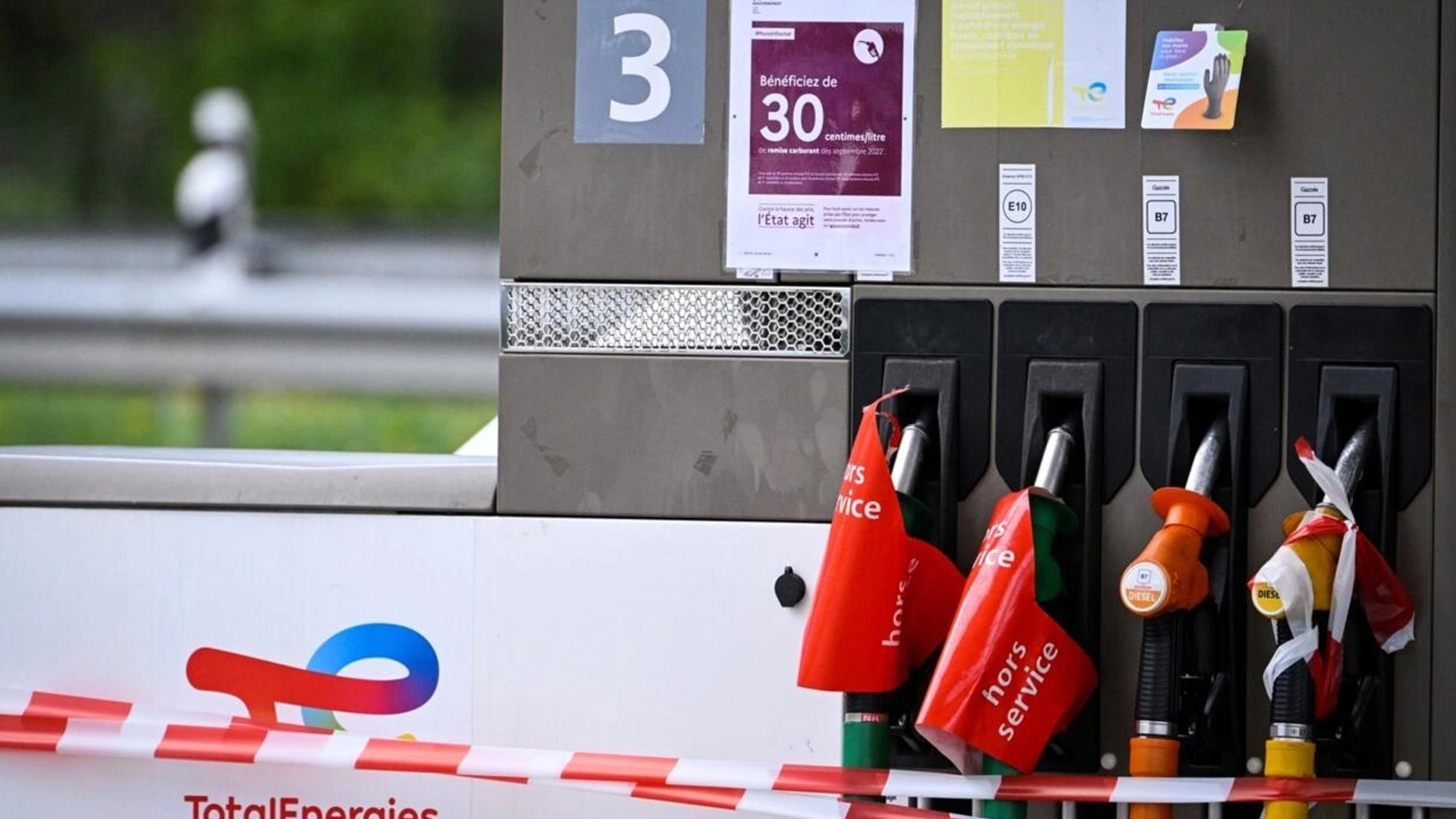 সরকারের চাপ সত্ত্বেও ফ্রান্সে তেল-গ্যাস কর্মীদের ধর্মঘট অব্যাহত