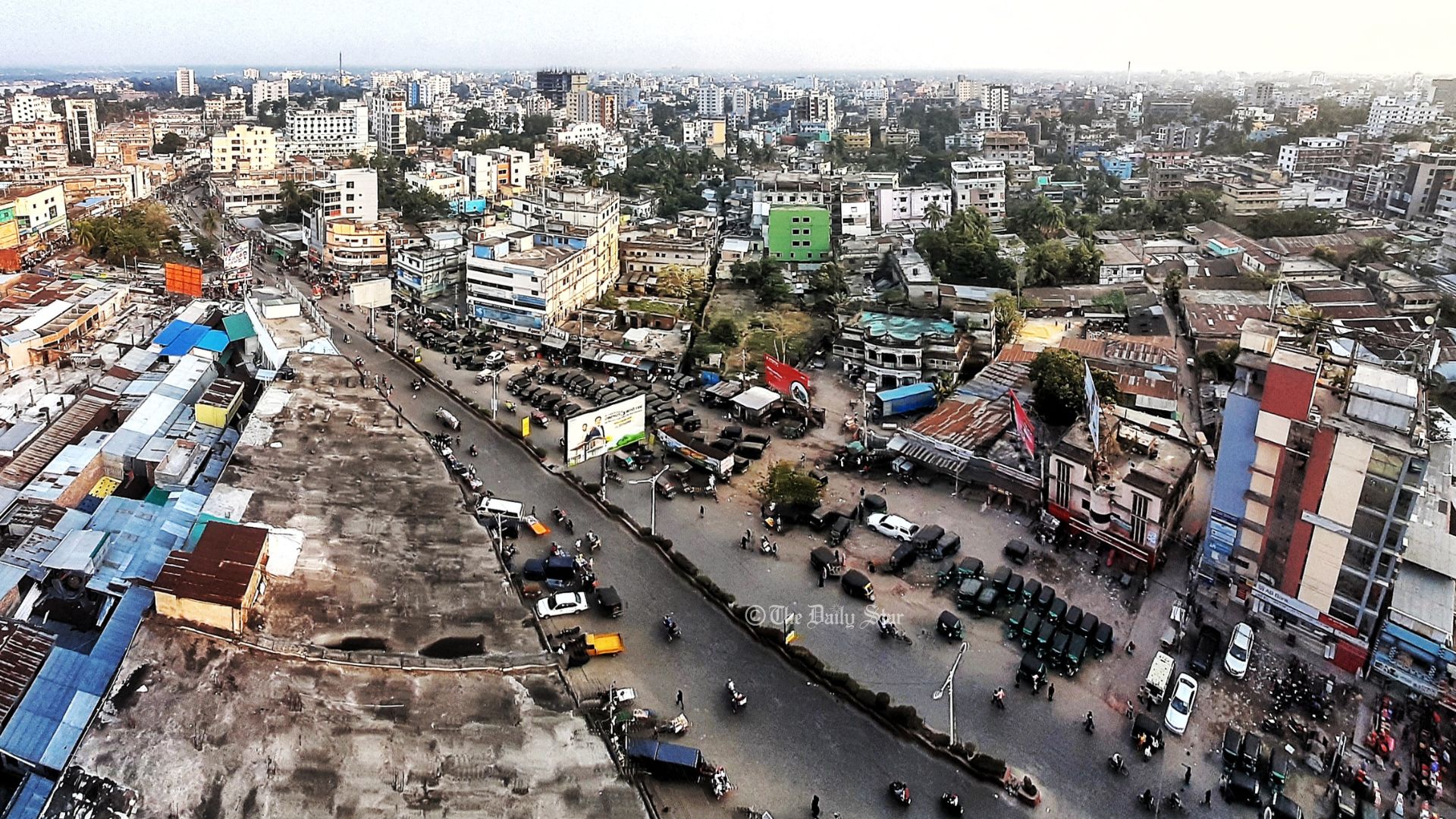 খুলনায় বাস বন্ধ: দুর্ভোগের আশঙ্কায় চাকরিপ্রার্থীরা