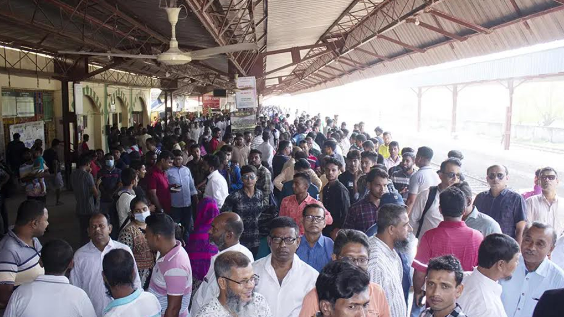 ট্রেনে ঝুলে-দাঁড়িয়ে যশোর থেকে খুলনায় বিএনপির নেতাকর্মীরা