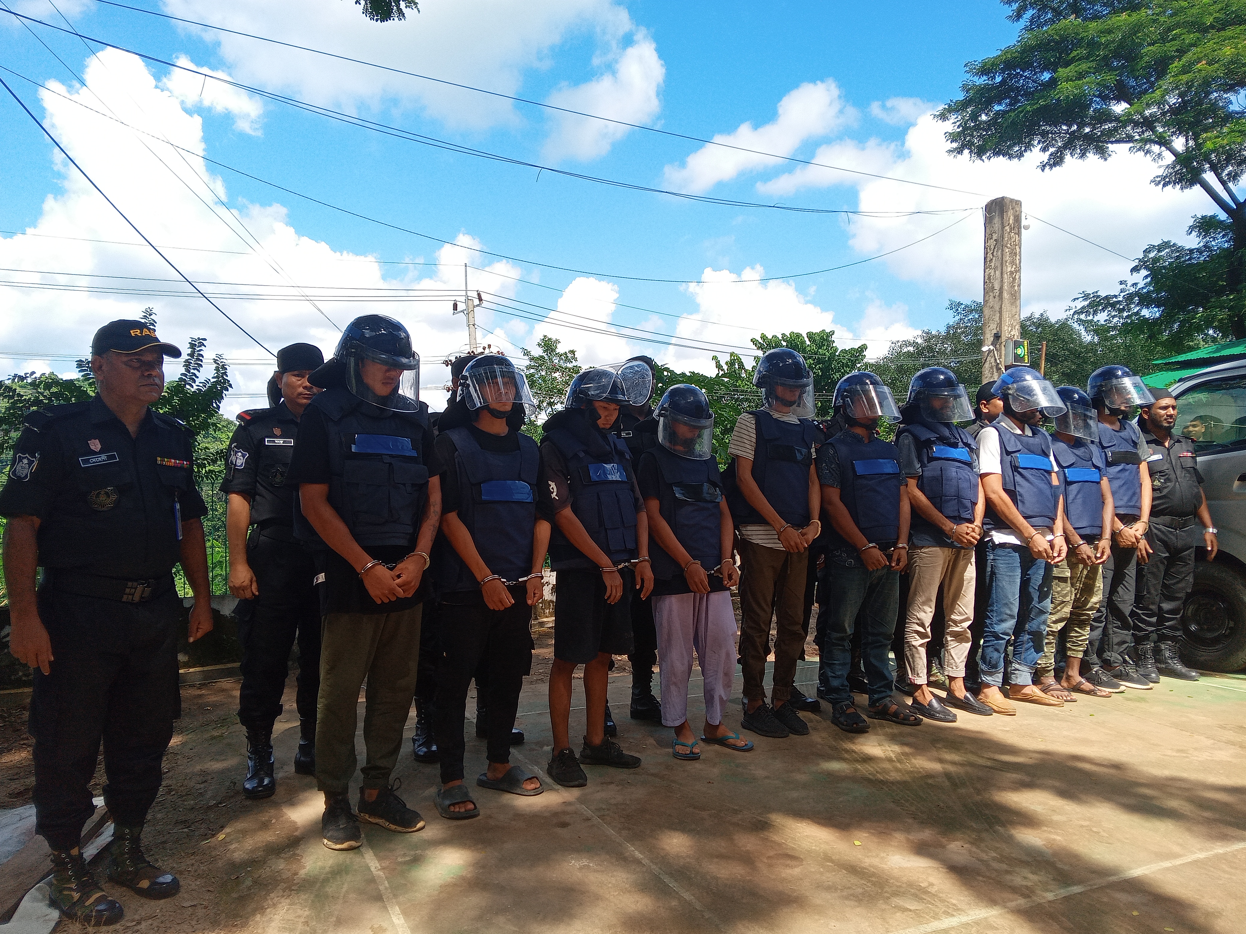 পাহাড়ে অর্থের বিনিময়ে জঙ্গিদের প্রশিক্ষণ দিতো কেএনএফ: র্যাব