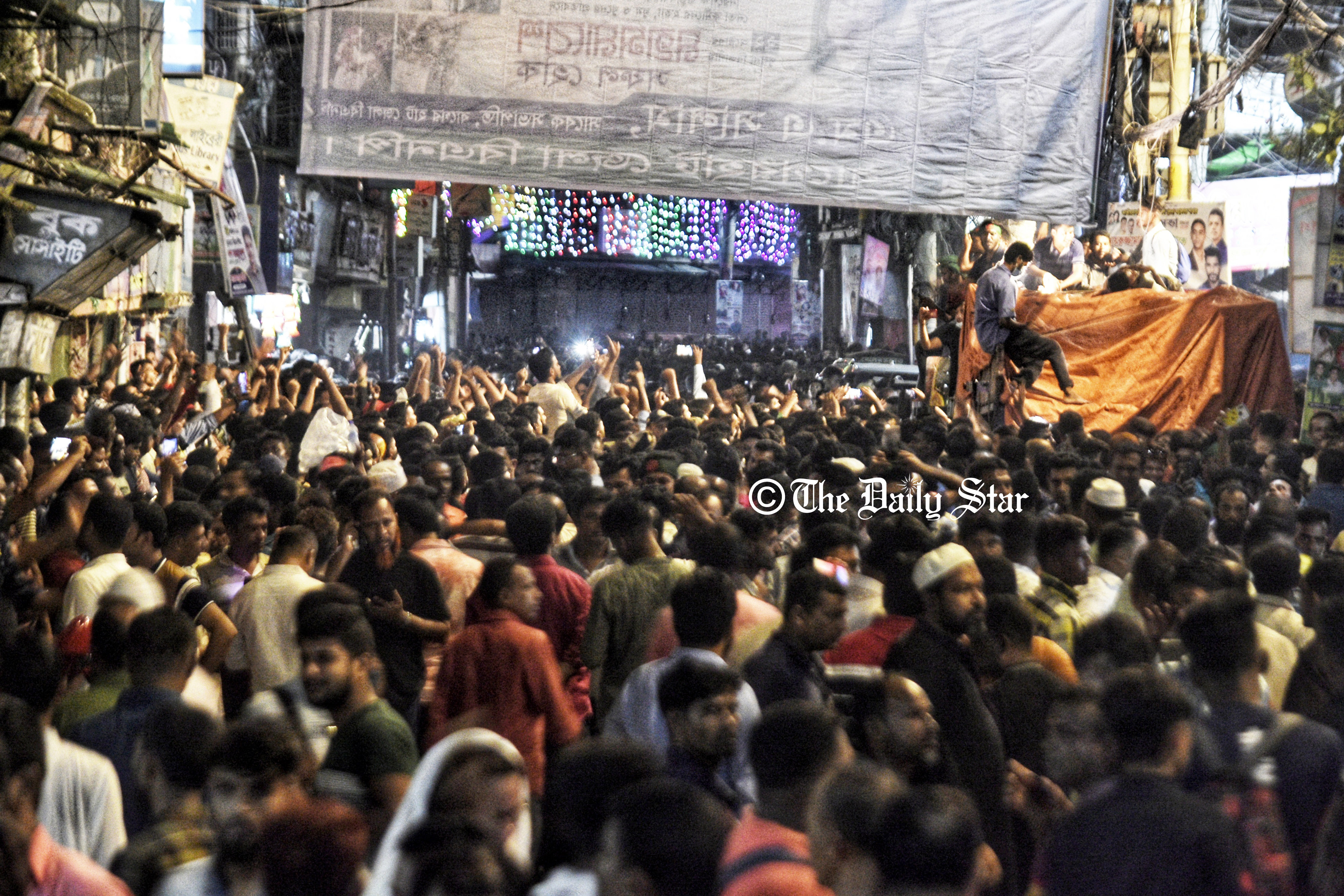 খুলনায় বিএনপি কার্যালয়ের সামনে হাজারো নেতাকর্মী