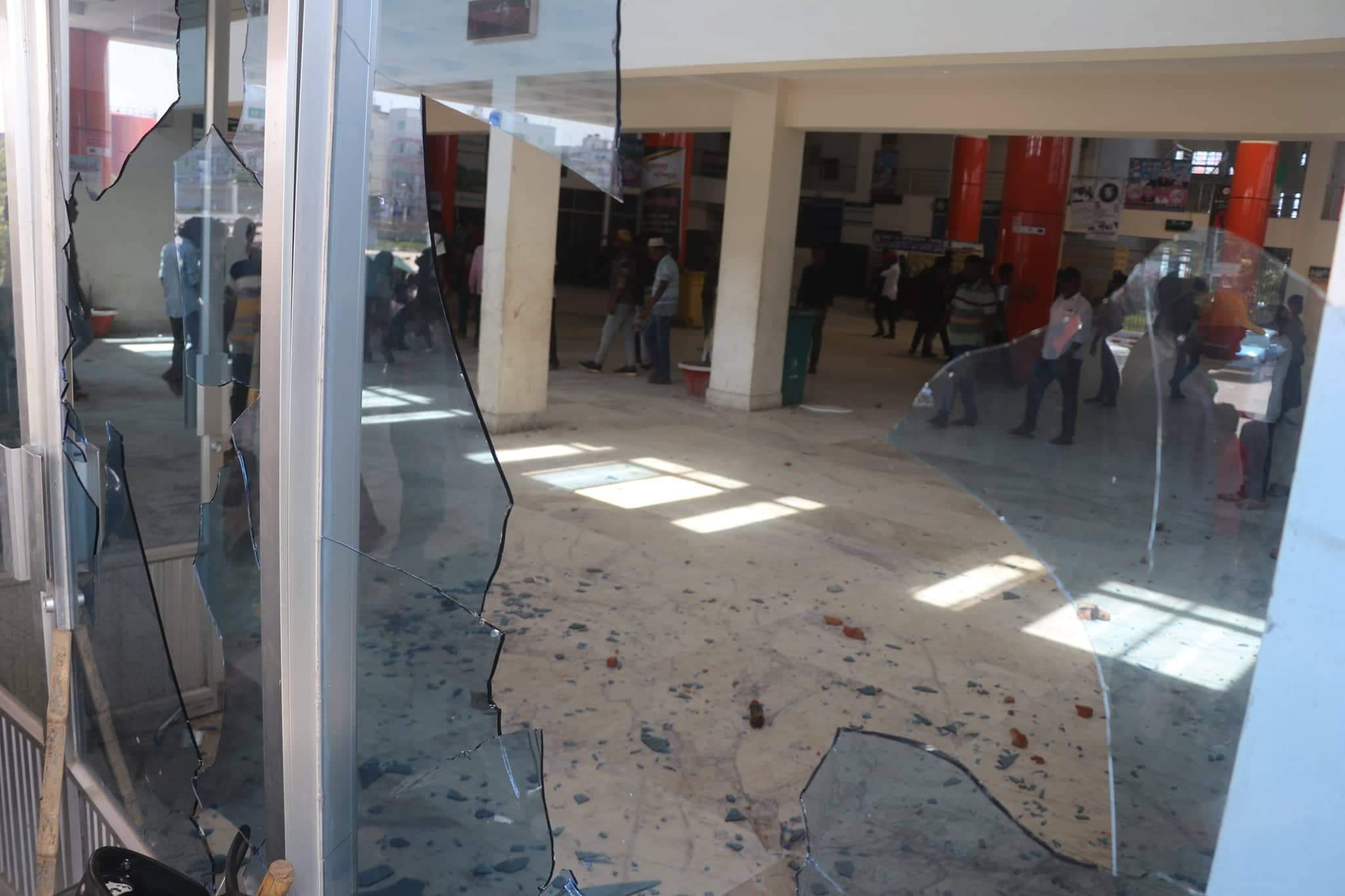 খুলনা রেলস্টেশনে পুলিশ-বিএনপি সংঘর্ষ