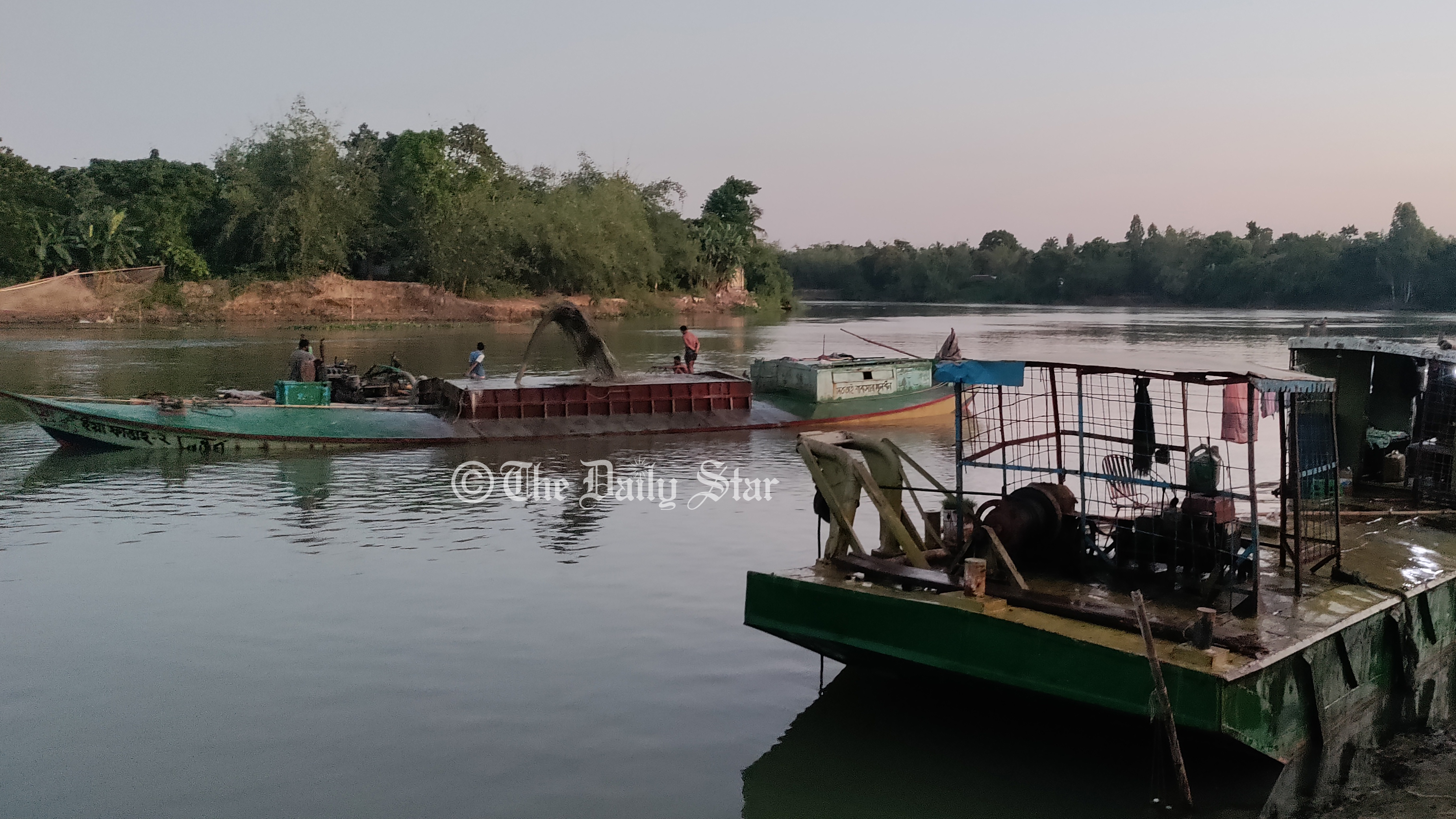 আত্রাই থেকে অবৈধভাবে বালু তোলার অভিযোগ ইউপি চেয়ারম্যানের বিরুদ্ধে