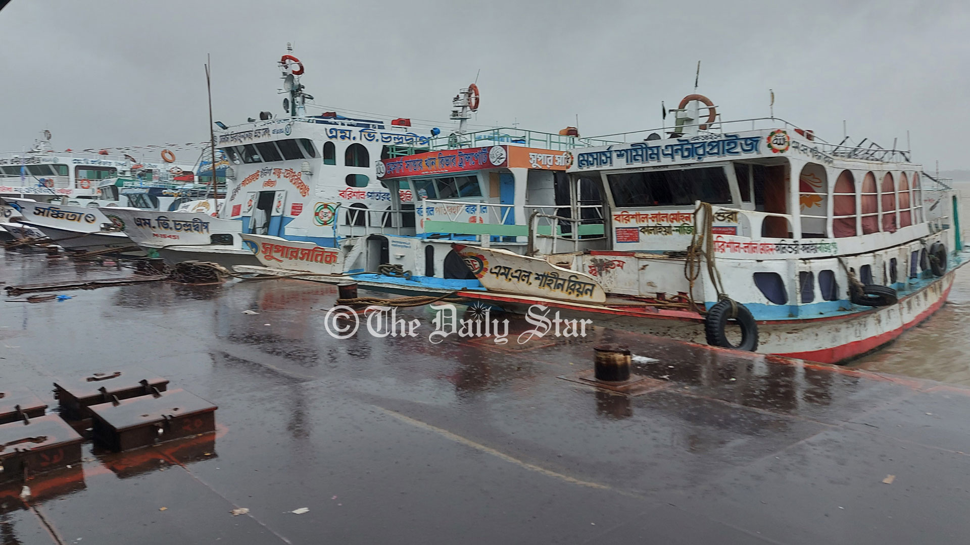 বরিশালে প্রবল বৃষ্টি, লঞ্চ চলাচল বন্ধ