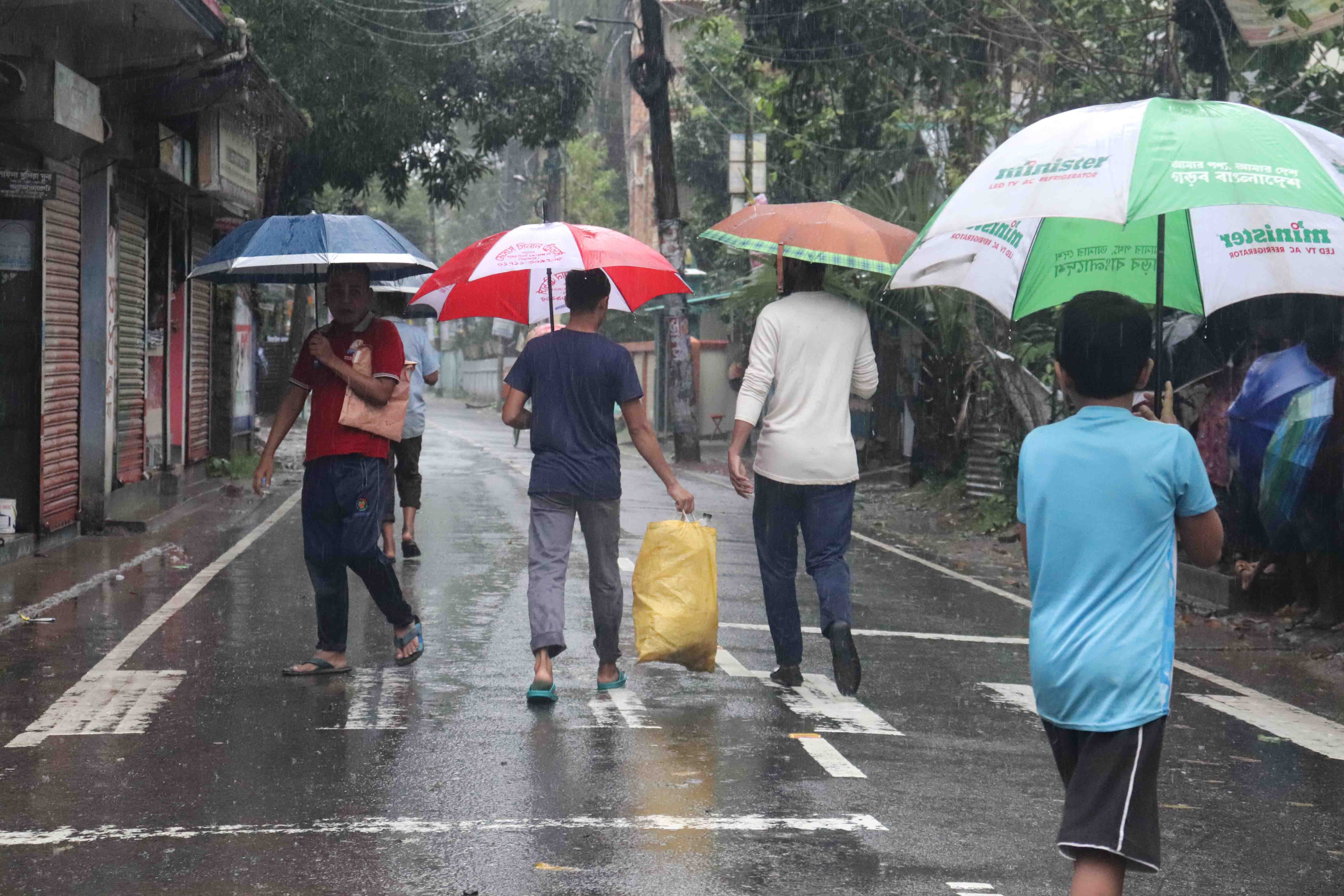 ঘূর্ণিঝড় ‘সিত্রাং’র প্রভাবে পিরোজপুরে বিদ্যুৎ বন্ধ, বৃষ্টির তীব্রতা বাড়ছে