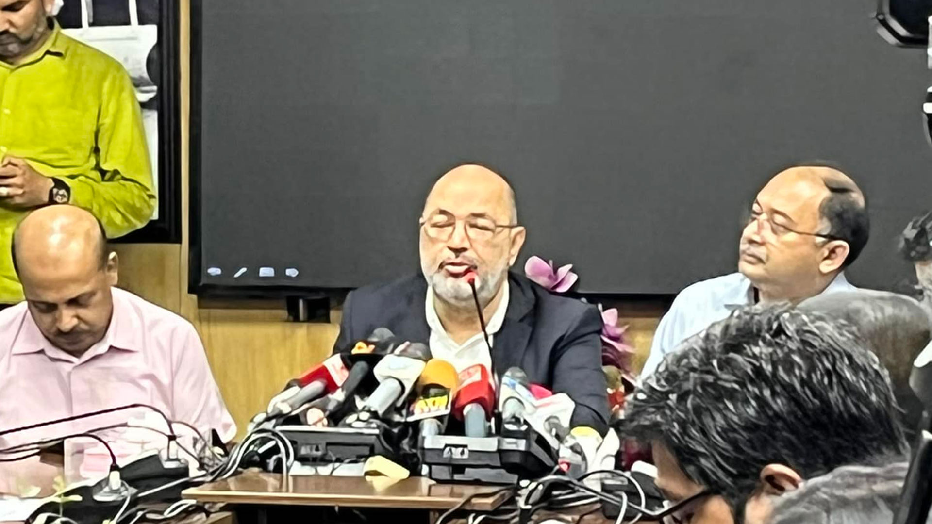 ‘ভোর ৬টায় ঘূর্ণিঝড়ের কেন্দ্র পটুয়াখালী-বরগুনা অতিক্রম করবে’