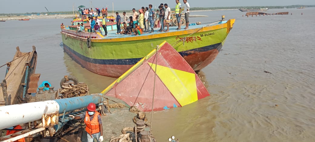 এখনও খোঁজ মেলেনি ৪ শ্রমিকের, সাগরপাড়ে অপেক্ষায় স্বজনরা
