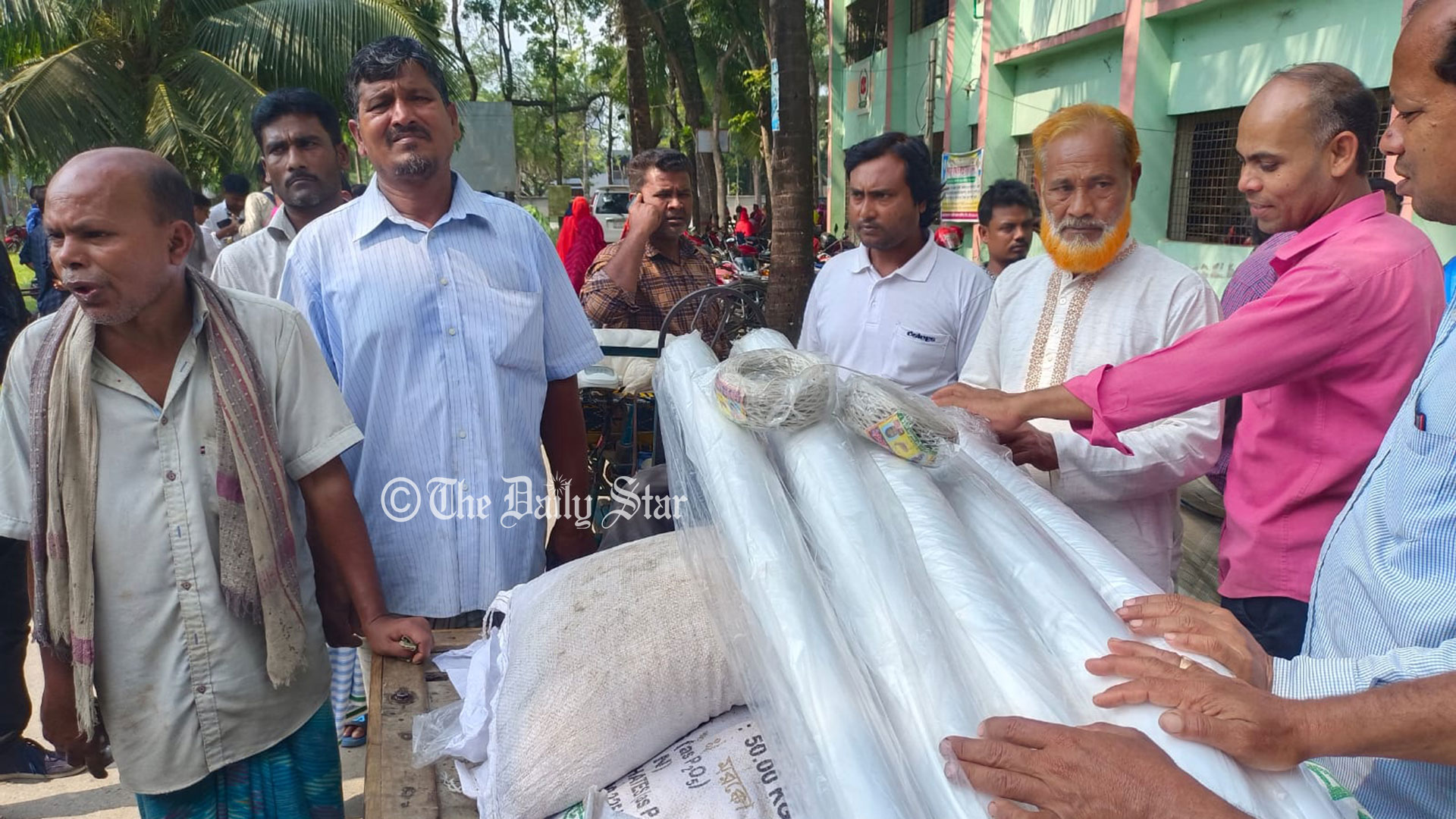 নাটোরে দুর্নীতির অভিযোগে কৃষি প্রণোদনা সামগ্রী বিতরণ স্থগিত