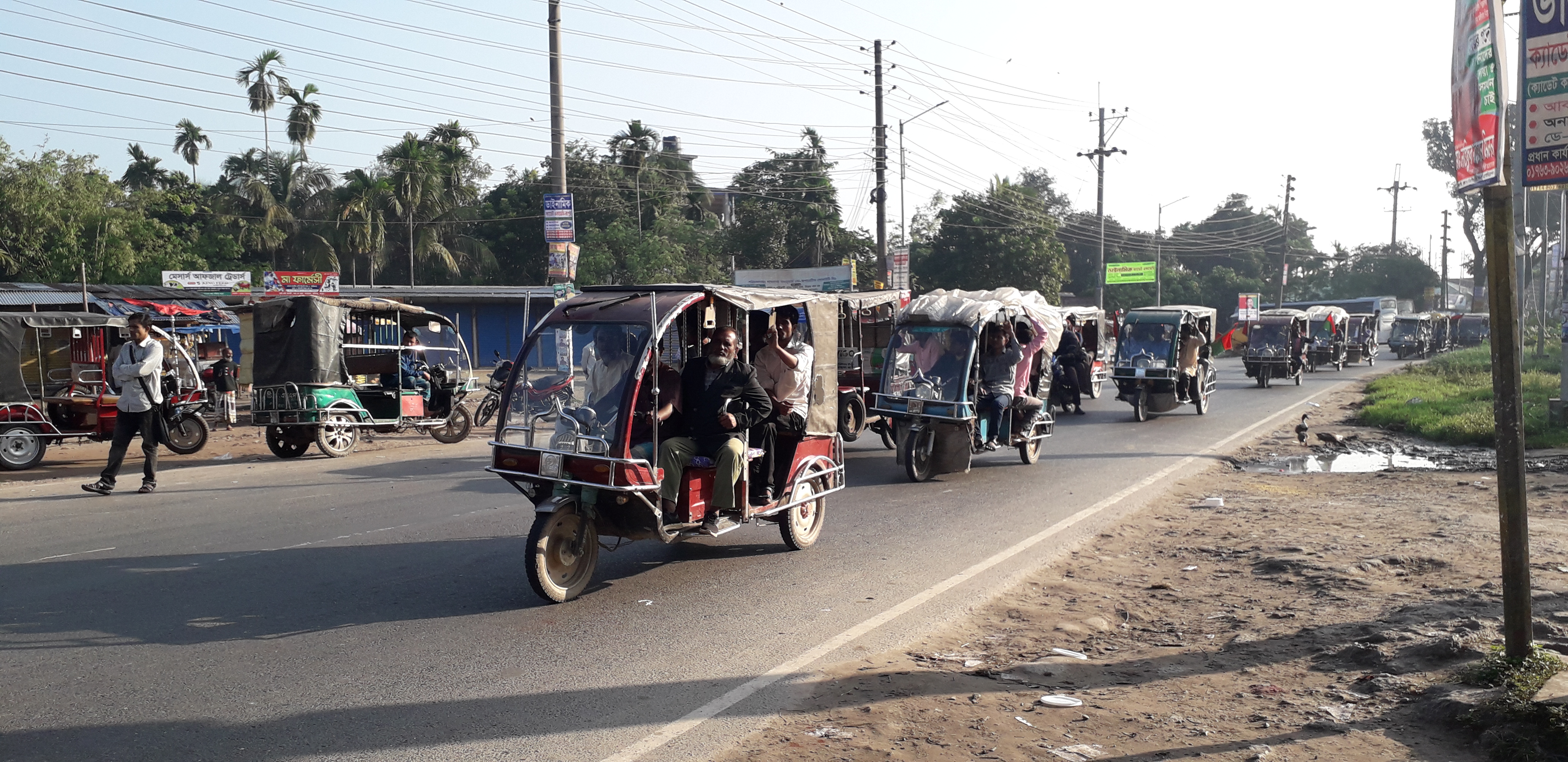বাস ধর্মঘটে আয় বেড়েছে ইজিবাইক চালকদের