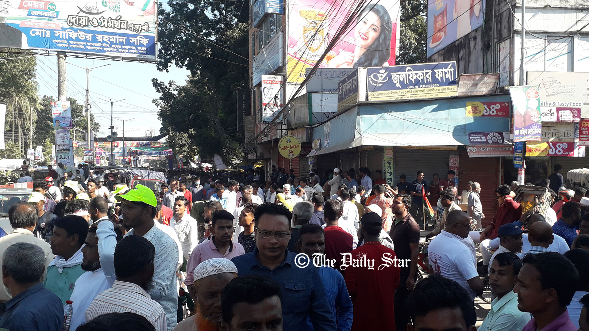 রংপুরের জনসভাস্থল পূর্ণ, মূল সড়কেও বিএনপি নেতা-কর্মীদের অবস্থান