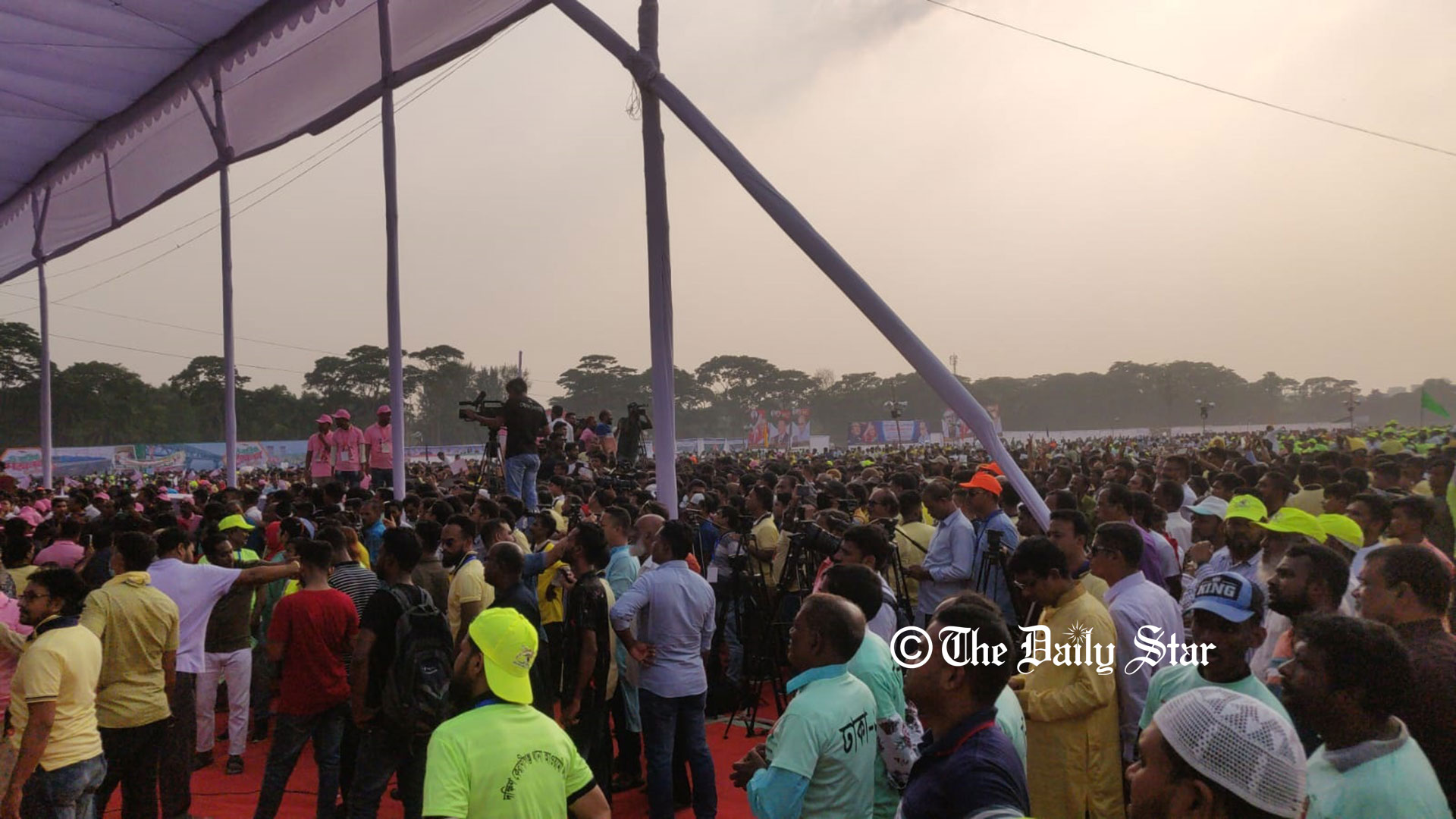 উৎসবমুখর ঢাকা জেলা আওয়ামী লীগের ত্রিবার্ষিক সম্মেলনস্থল