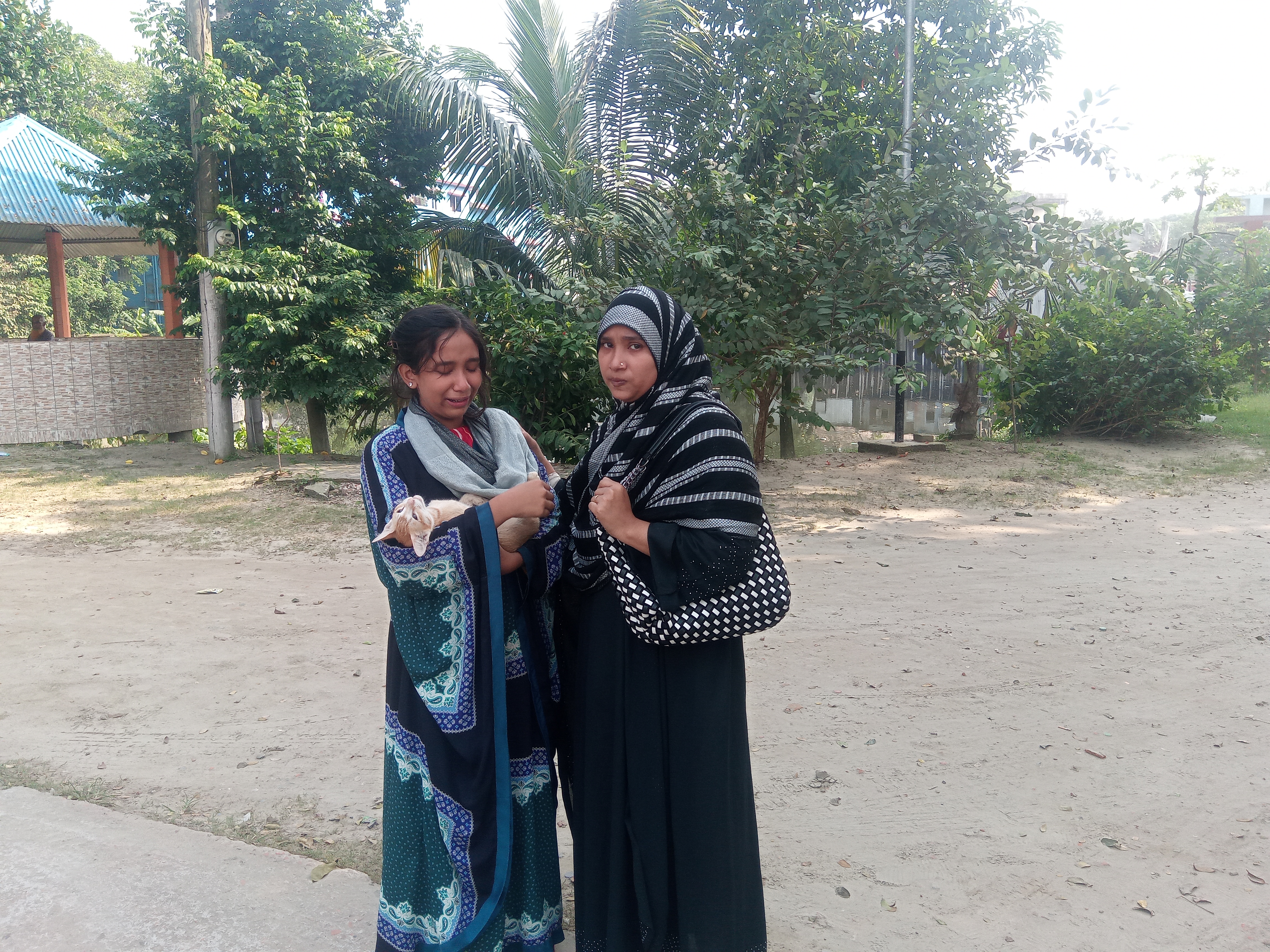 বিড়াল হত্যার বিচার চেয়ে থানায় কিশোরী