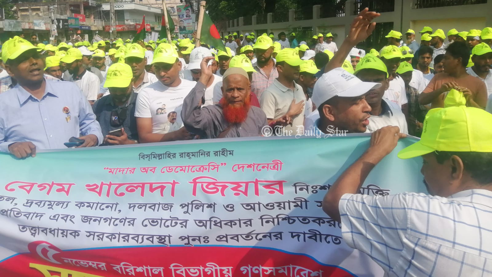 বঙ্গবন্ধু উদ্যান পরিপূর্ণ, প্রশাসনের মঞ্চেও বিএনপি নেতা-কর্মীরা