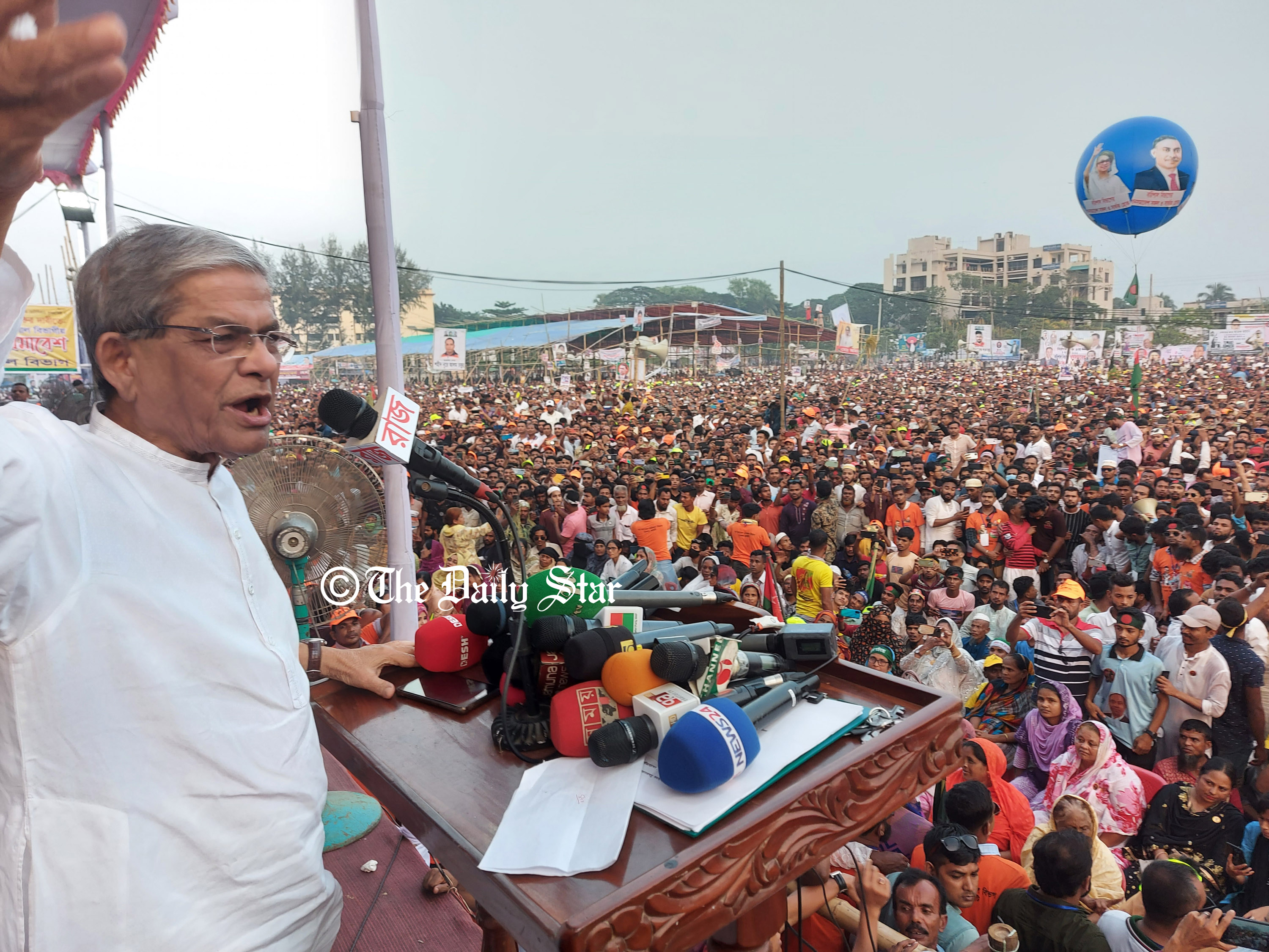 ‘হাসিনাকে পদত্যাগ করতে হবে, সংসদ ভেঙে দিতে হবে’