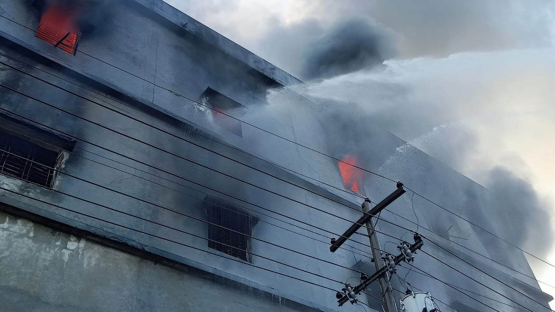 ধামরাইয়ে প্যাকেজিং কারখানায় আগুন, নিয়ন্ত্রণে ৯ ইউনিট