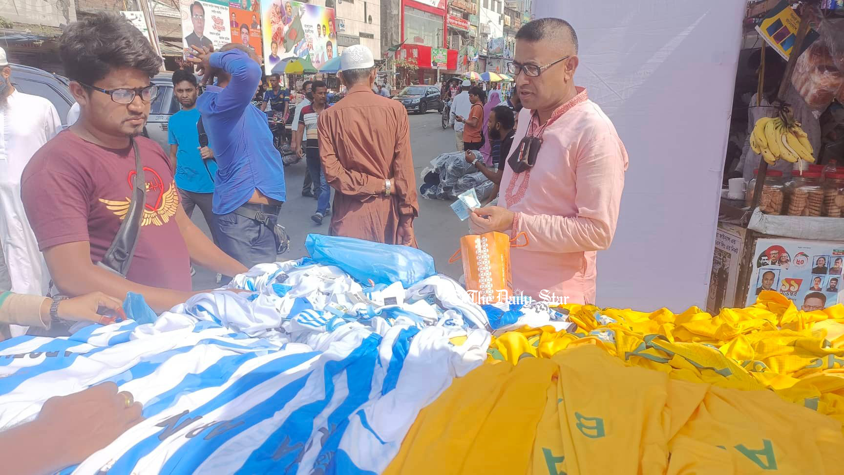 ব্রাজিলের চেয়ে আর্জেন্টিনার জার্সি-পতাকার বিক্রি বেশি, বলছেন বিক্রেতারা