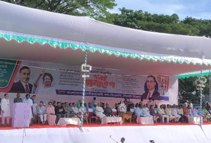 খালেদা জিয়ার সম্মানে চেয়ার ফাঁকা রেখে চলছে সমাবেশ