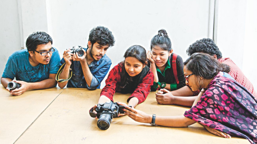 ফটোগ্রাফি থেকে আয় করবেন যেভাবে