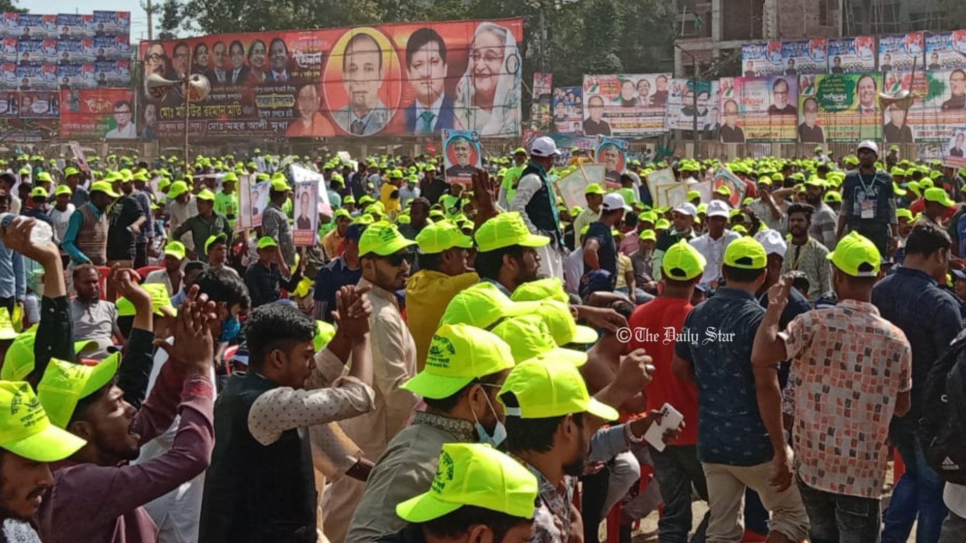 মিছিল নিয়ে সম্মেলনস্থলে আসছেন আ. লীগের নেতা-কর্মীরা
