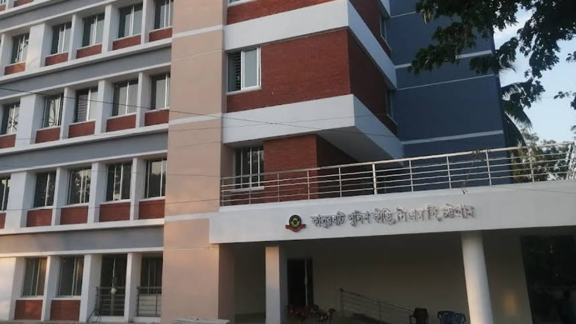 চট্টগ্রামে পুলিশ ফাঁড়িতে হামলা, ‘মাদক চোরাকারবারিকে’ ছিনতাই