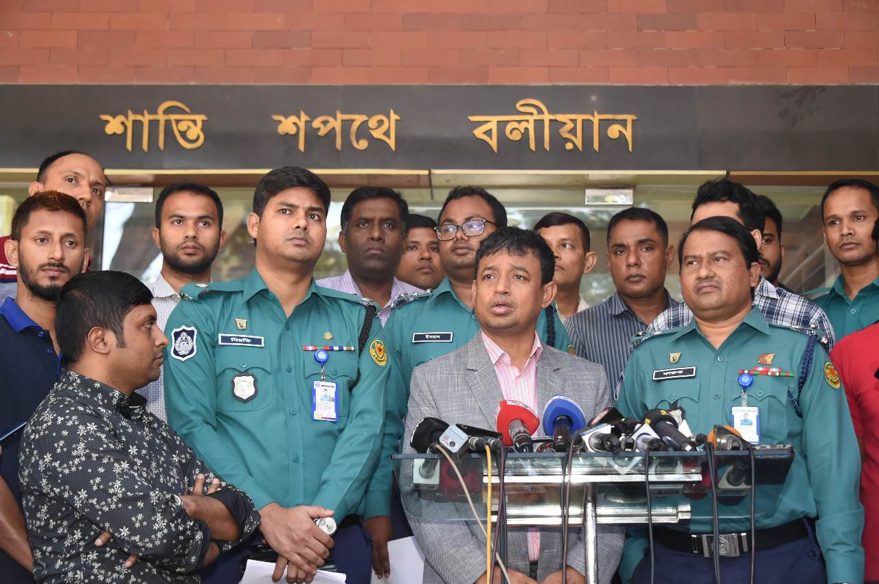 ছিনতাই করে নেওয়া ২ জঙ্গি আমাদের নজরদারিতে আছে: ডিবি প্রধান