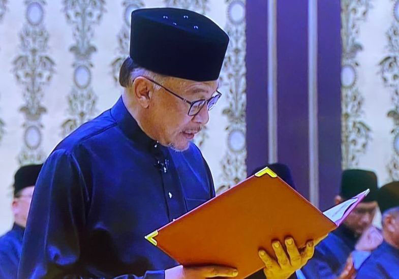 মালয়েশিয়ার দশম প্রধানমন্ত্রী হিসেবে শপথ নিলেন আনোয়ার ইব্রাহিম