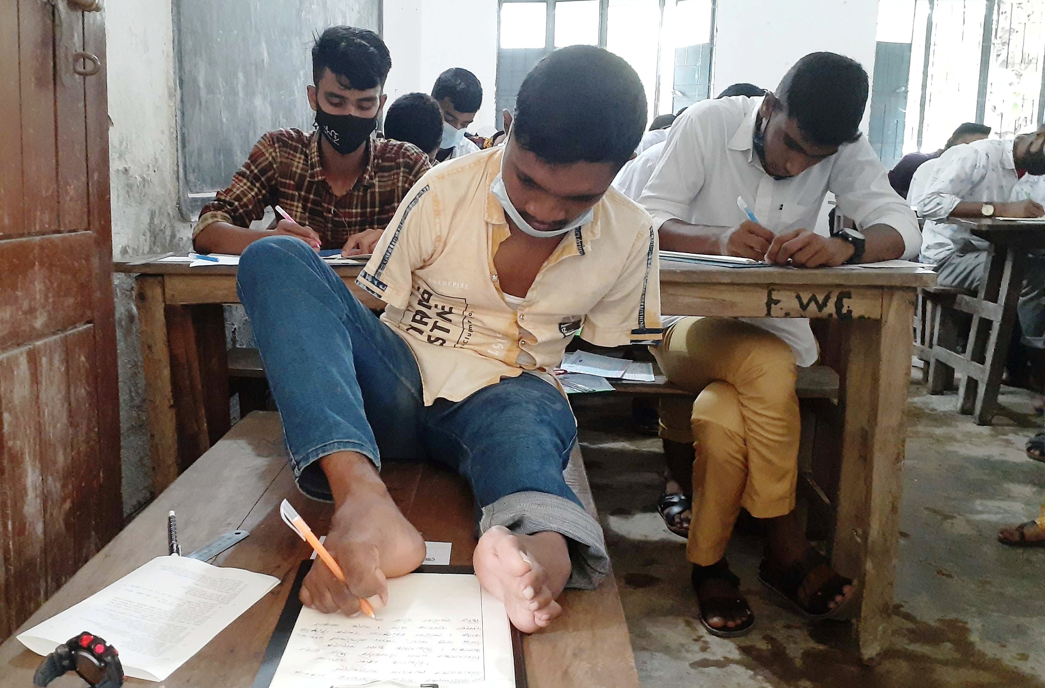 পা দিয়ে লিখে এসএসসিতে জিপিএ ৫ পেলেন মানিক