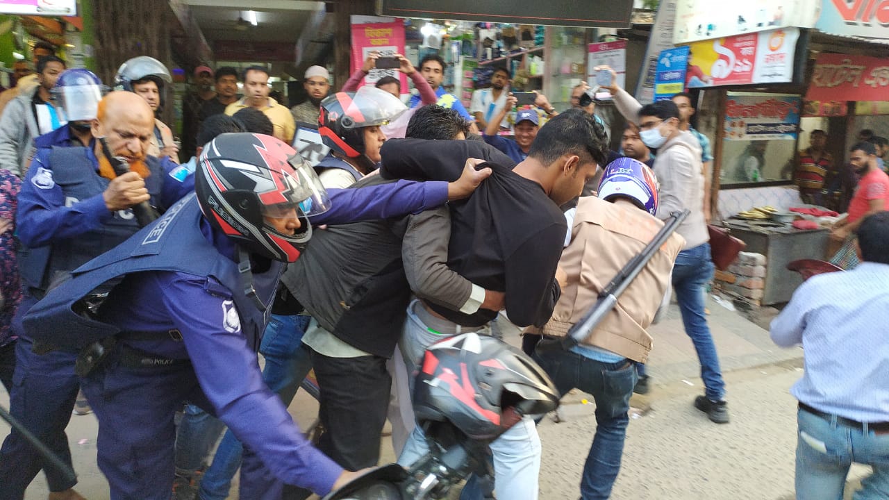 পুলিশের সামনে বিএনপির ওপর যুবলীগ-ছাত্রলীগের হামলার অভিযোগ