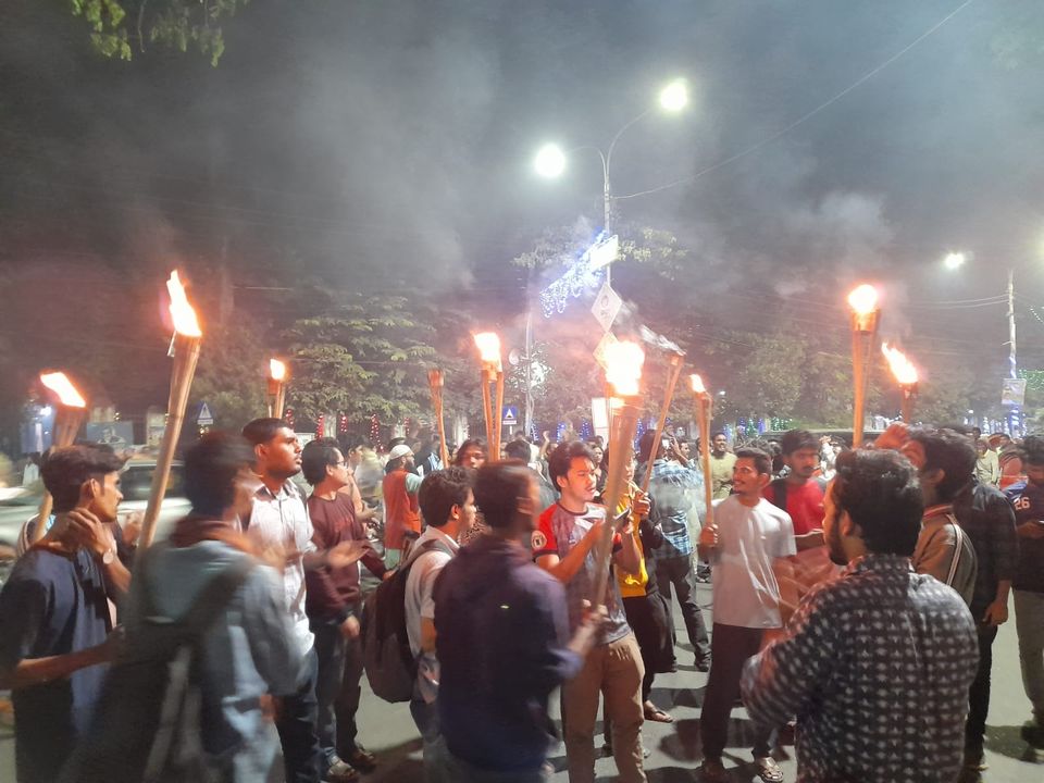 ঢাবিতে গাড়িচাপায় নারীর মৃত্যু: নিরাপদ ক্যাম্পাসের দাবিতে শিক্ষার্থীদের বিক্ষোভ