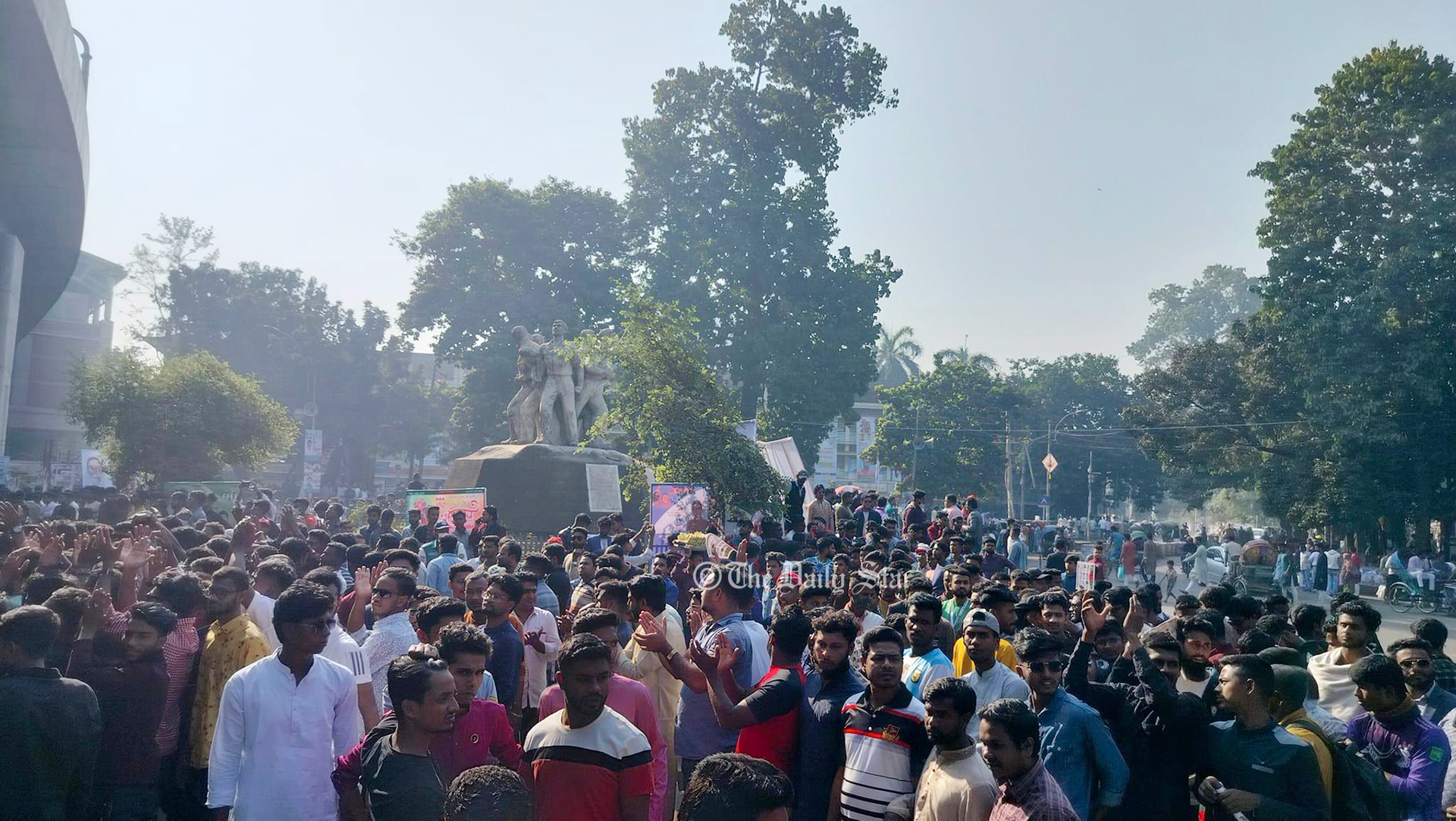 ছাত্রলীগ নেতা-কর্মীদের পদচারণায় মুখরিত সোহরাওয়ার্দী উদ্যান