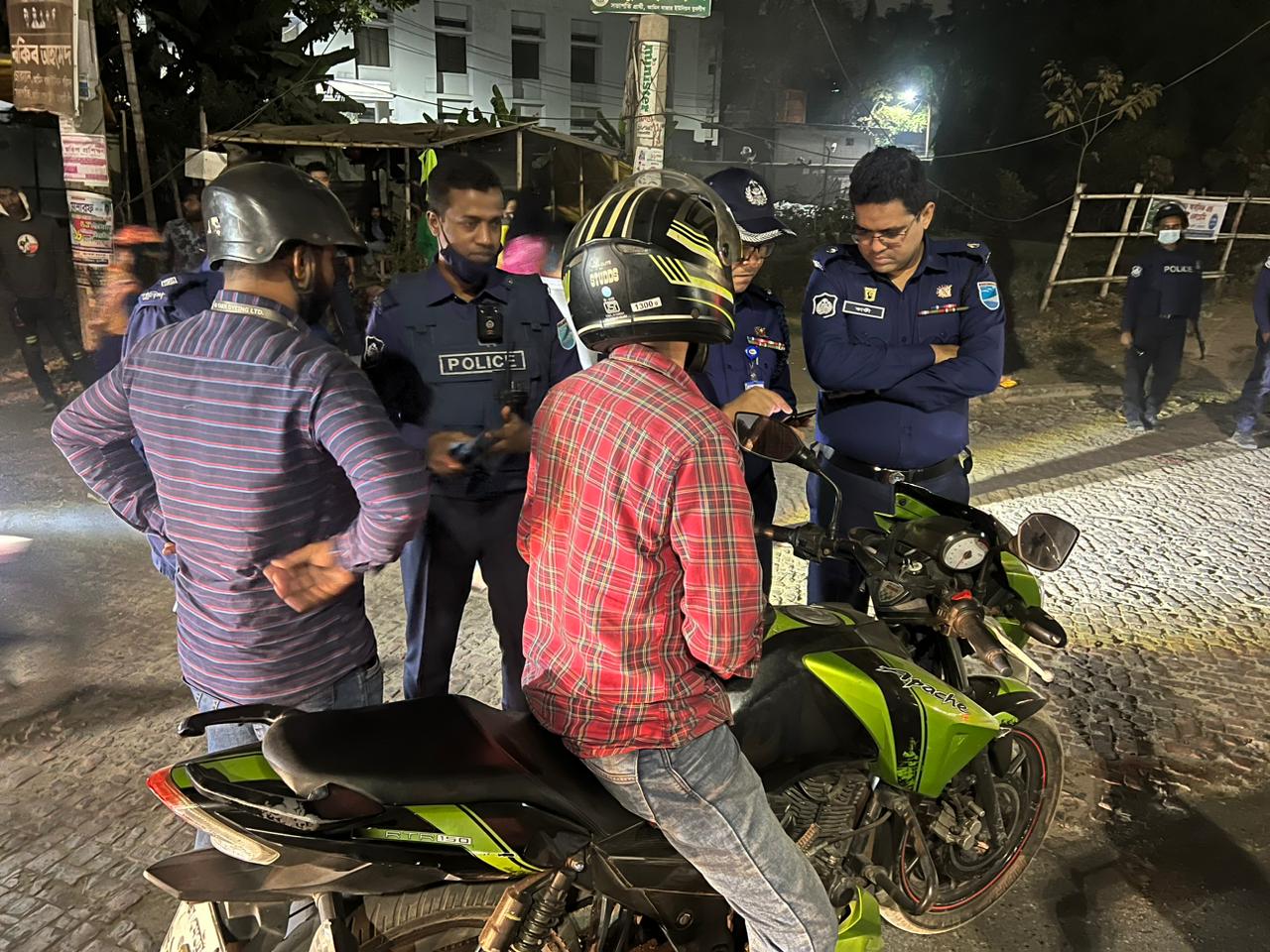 ঢাকার প্রবেশমুখে আমিনবাজার-আশুলিয়ায় পুলিশ চেকপোস্ট, তল্লাশি