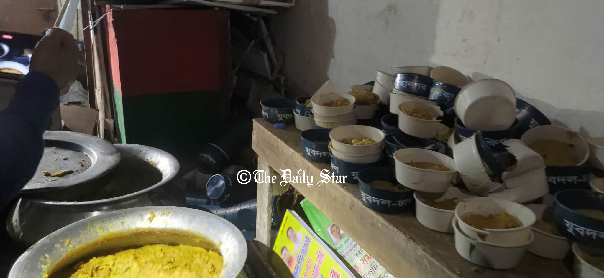 বিএনপি কার্যালয় থেকে খিচুড়ি-চাল-ডেকচিসহ ১৫ ককটেল উদ্ধার: ডিবি প্রধান